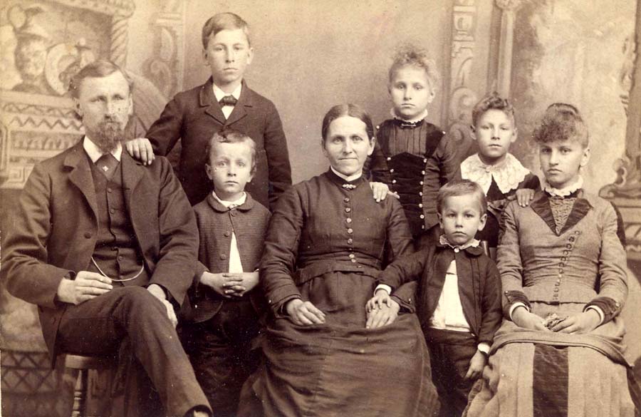 Photos of Families From the Late 1800s