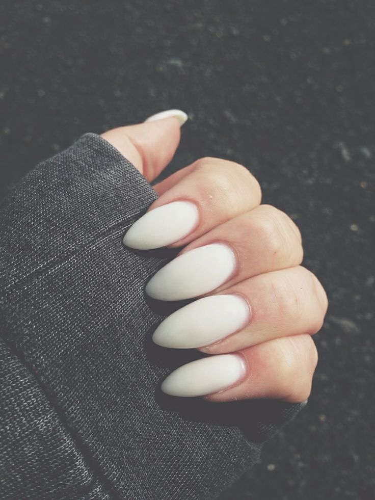 Almond-Shaped Nails Matte White