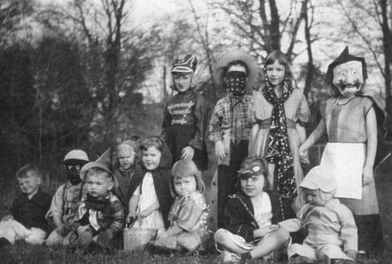 Creepy Vintage Halloween Costumes 1800s