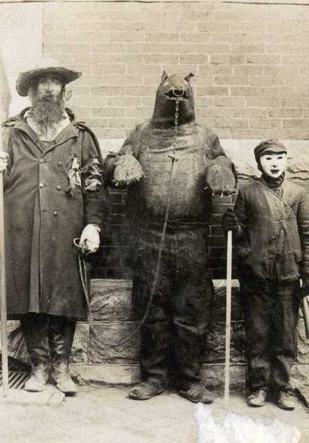 Creepy Vintage Halloween Costumes