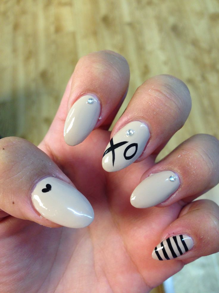 Almond-Shaped Nail Designs