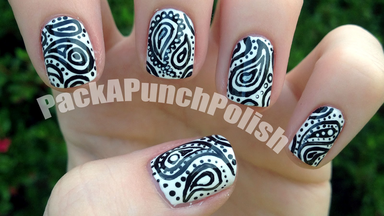 Nail Art Black and White Paisley