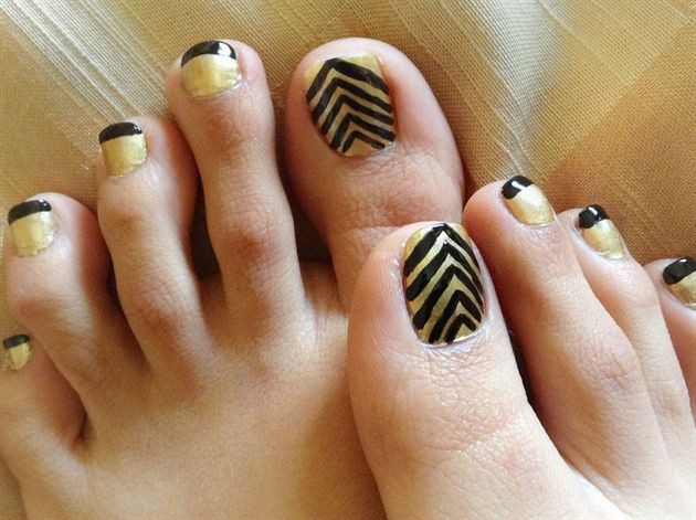 Chevron Toe Nail Design