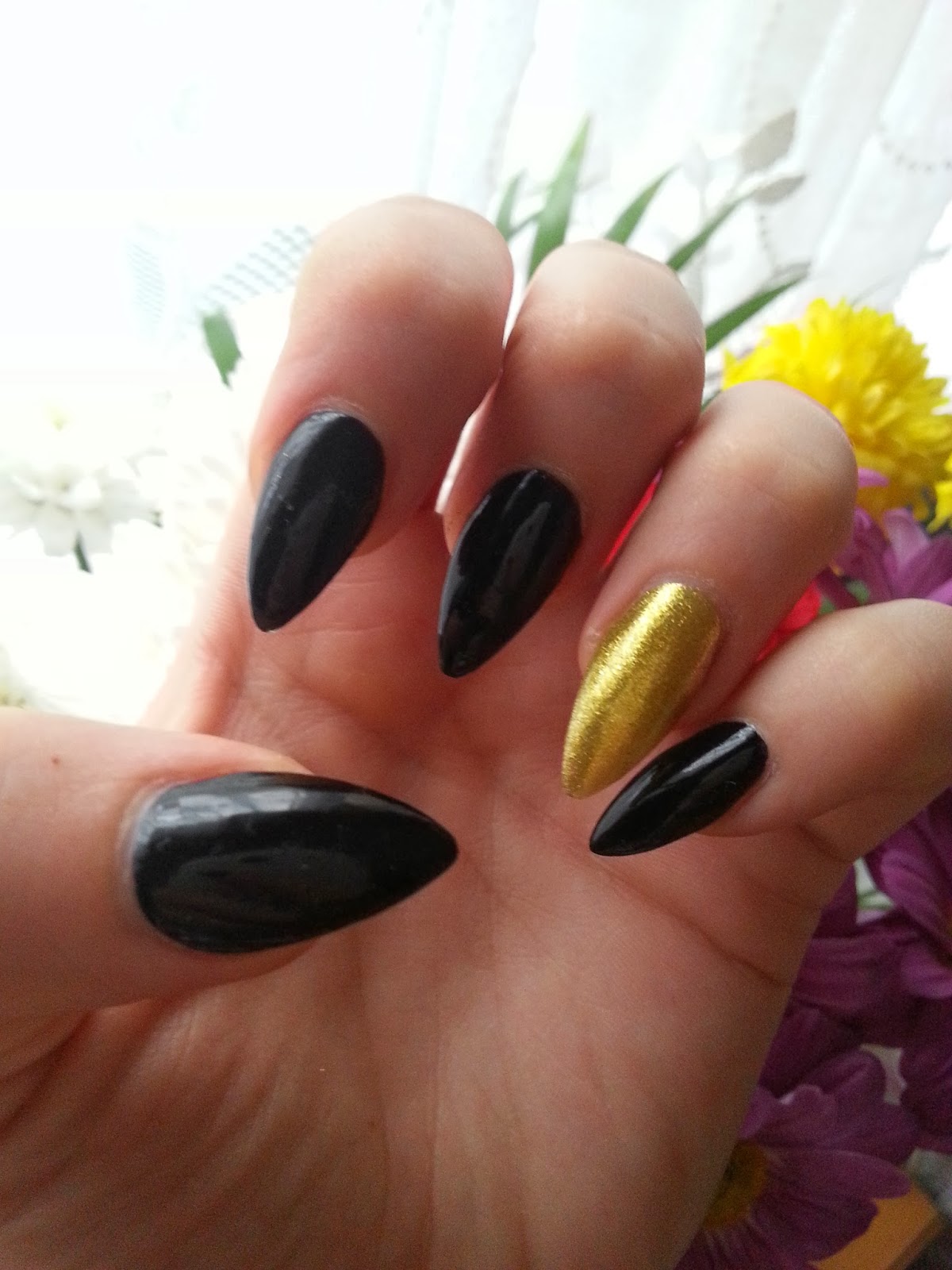Black Almond-Shaped Nails
