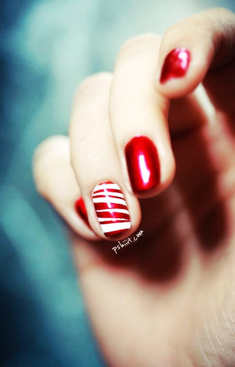 Christmas Candy Cane Nail Art