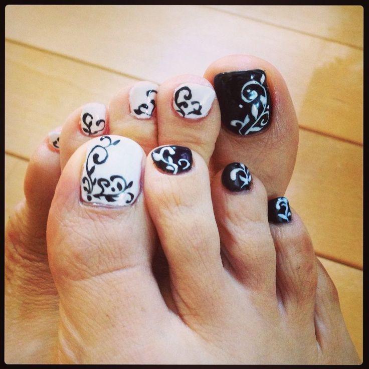 Black and White Toe Nail Art Designs