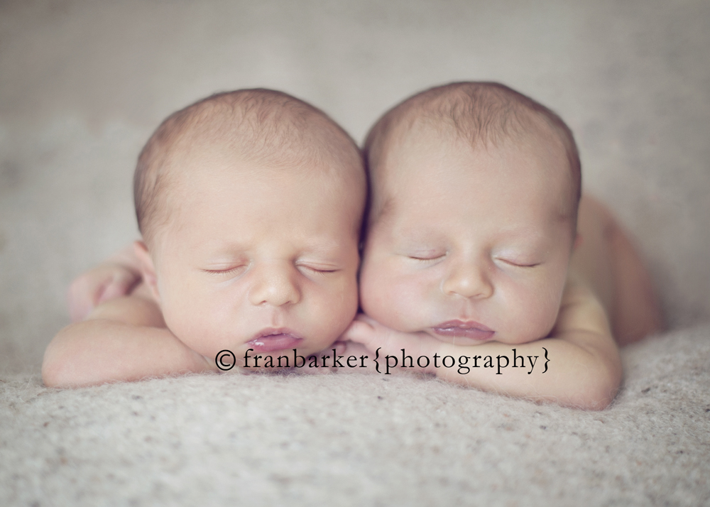 Baby Photography Pose Newborn Twins Baby Photography Pose Newborn Twins