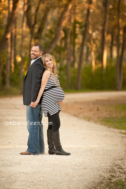 Outdoor Couple Maternity Photography Ideas