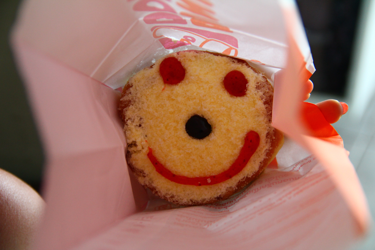 Emoticon Smiley Eating Donuts