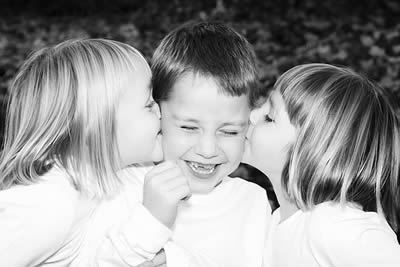 Outdoor Sibling Photography Poses