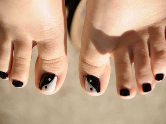 Black Toe Nail Art Designs