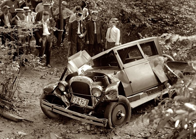 Pictures of Old Car Wrecks Dead People