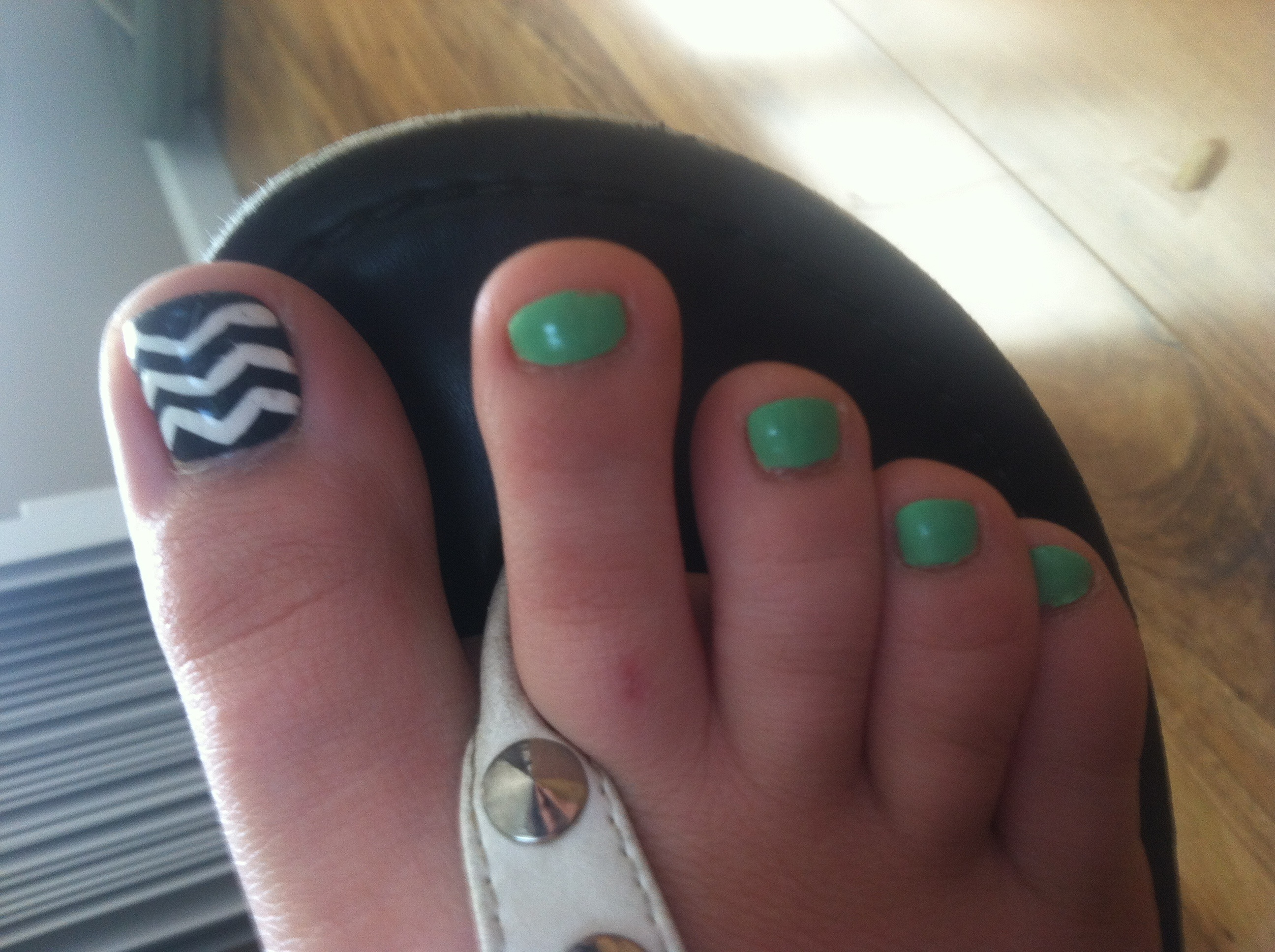 Chevron Toe Nail Design